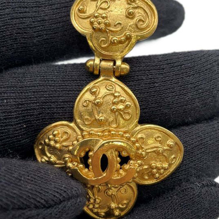 Chanel CC plaqué Flower pendantes Clip On Boucles d’oreilles – GABY PARIS Authentique