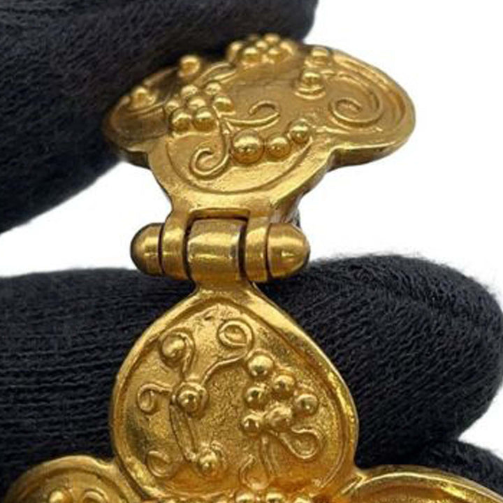 Chanel CC plaqué Flower pendantes Clip On Boucles d’oreilles – GABY PARIS Authentique