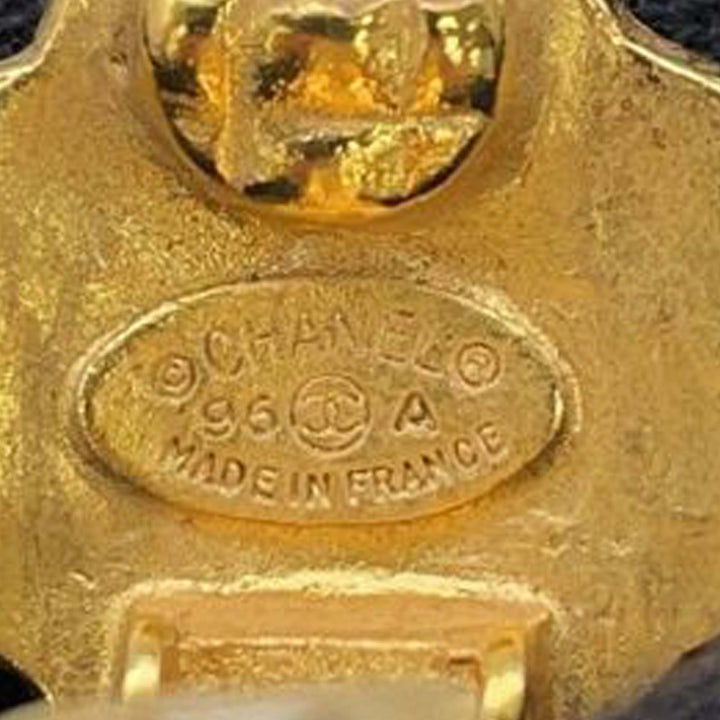 Chanel CC plaqué Flower pendantes Clip On Boucles d’oreilles – GABY PARIS Authentique