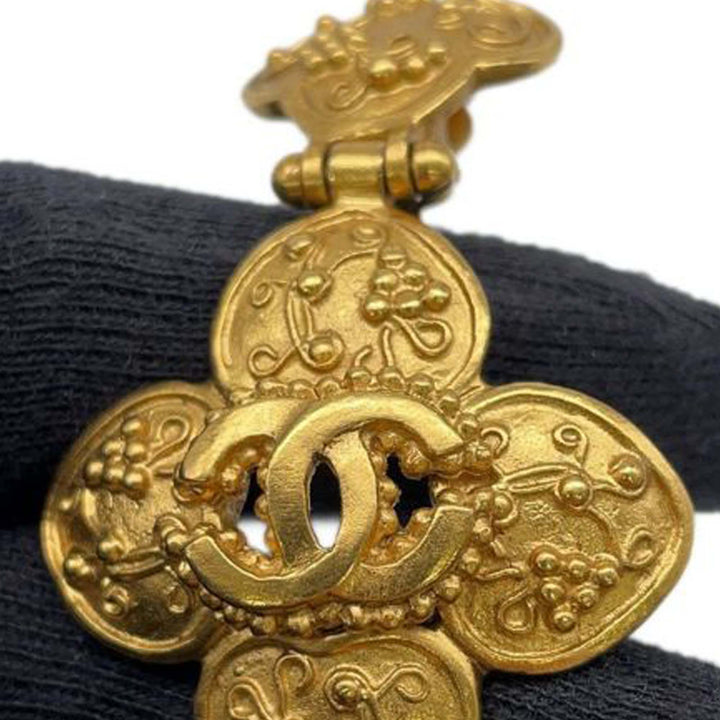 Chanel CC plaqué Flower pendantes Clip On Boucles d’oreilles – GABY PARIS Authentique