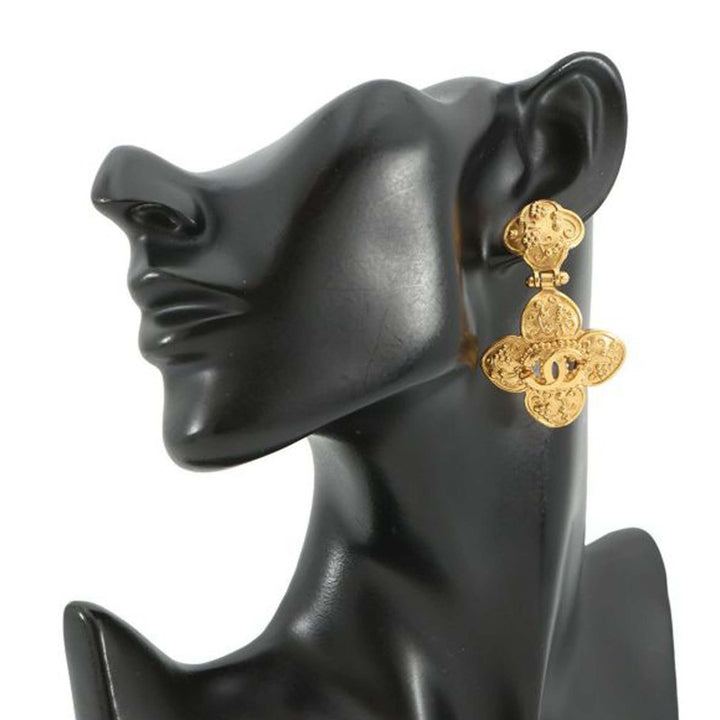 Chanel CC plaqué Flower pendantes Clip On Boucles d’oreilles – GABY PARIS Authentique