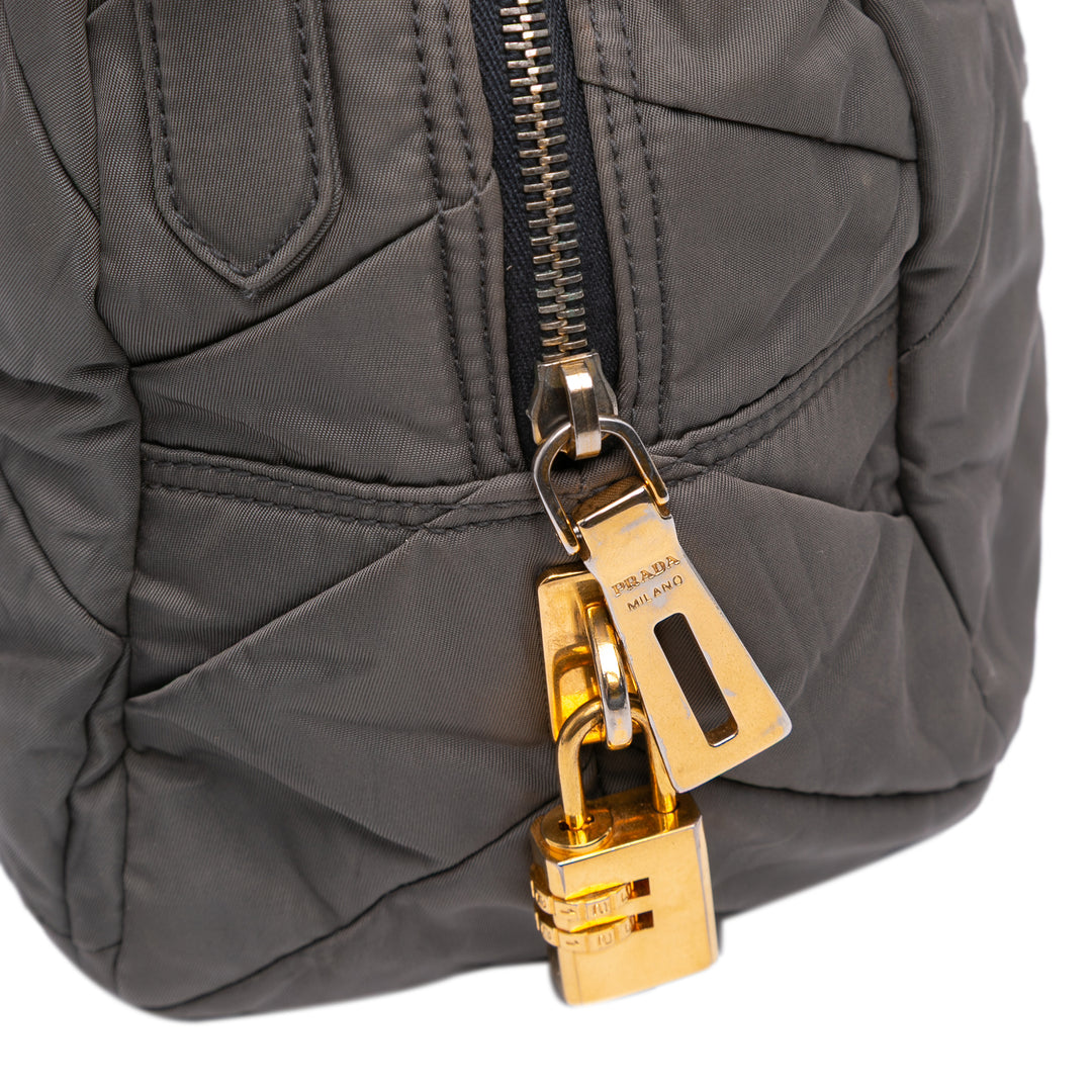 Prada Chevron Quilted Tessuto Dome Sac cartable Gris