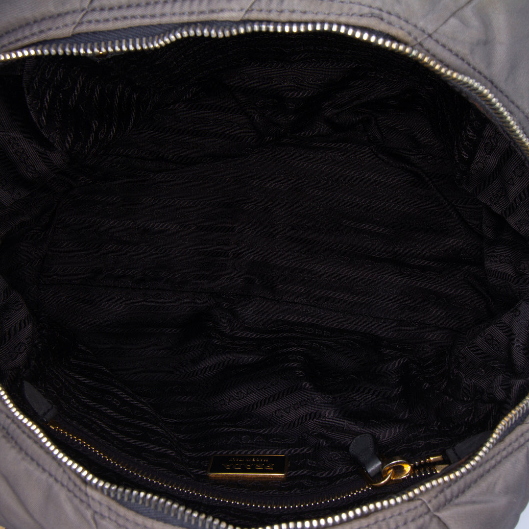Prada Chevron Quilted Tessuto Dome Sac cartable Gris