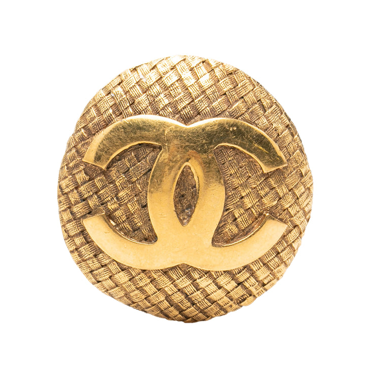 Chanel Broche CC Tissé Rond plaqué or – vue principale – GABY PARIS