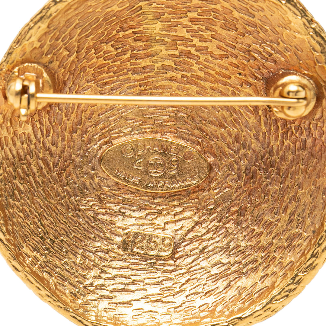 Chanel Broche CC Tissé Rond plaqué or – vue 3 – GABY PARIS