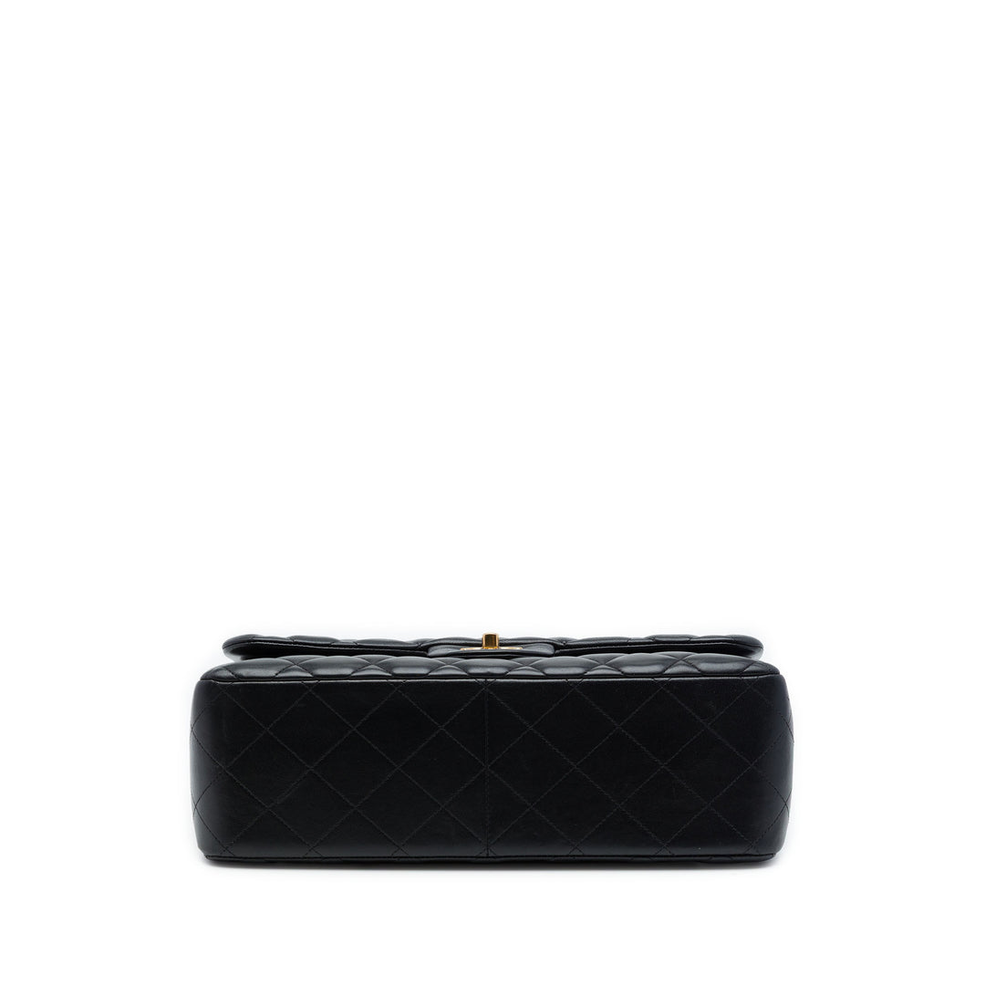 Chanel Sac porté épaule Classic Double rabat Jumbo Cuir d'agneau Noir – vue 3 – GABY PARIS