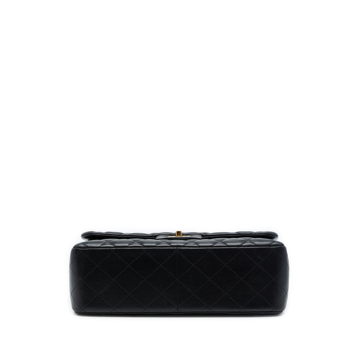 Chanel Sac porté épaule Classic Double rabat Jumbo Cuir d'agneau Noir – vue 3 – GABY PARIS