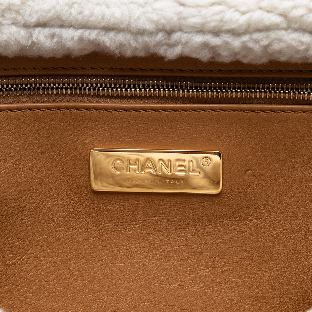 Chanel Medium brodé Daim 19 à rabat with Shearling Trim