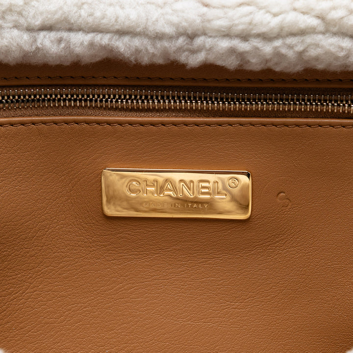 Chanel Medium brodé Daim 19 à rabat with Shearling Trim