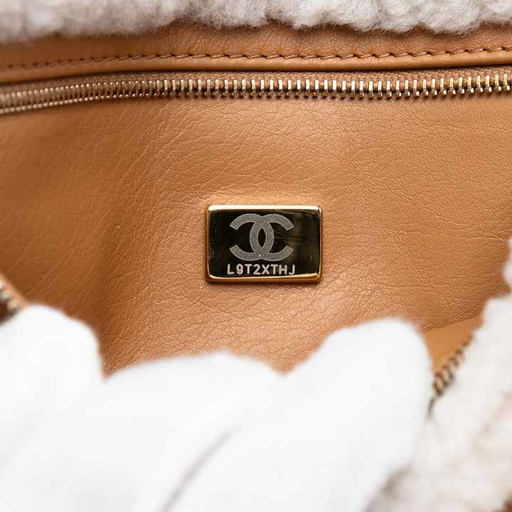 Chanel Medium brodé Daim 19 à rabat with Shearling Trim