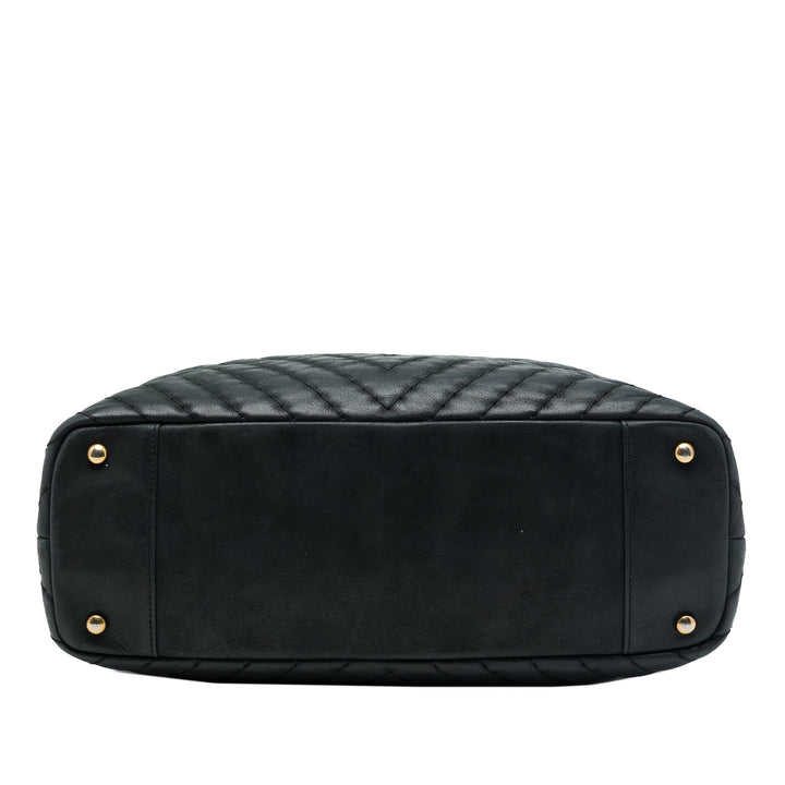 Chanel Chevron Surpique Irisé Cabas Grand Cuir de veau Noir – vue 3 – GABY PARIS