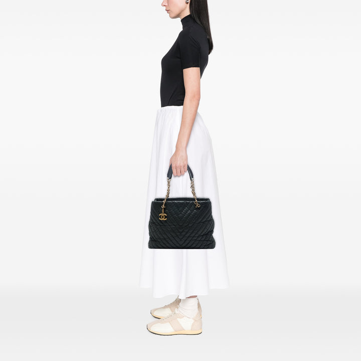 Chanel Chevron Surpique Irisé Cabas Grand Cuir de veau Noir – vue 6 – GABY PARIS