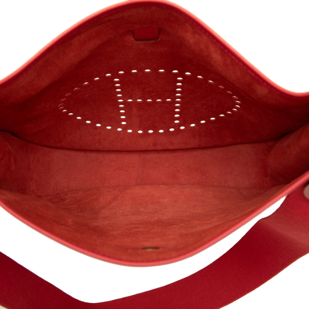 Hermès Sac bandoulière Courchevel Evelyne I 33 Rouge – vue 4 – GABY PARIS
