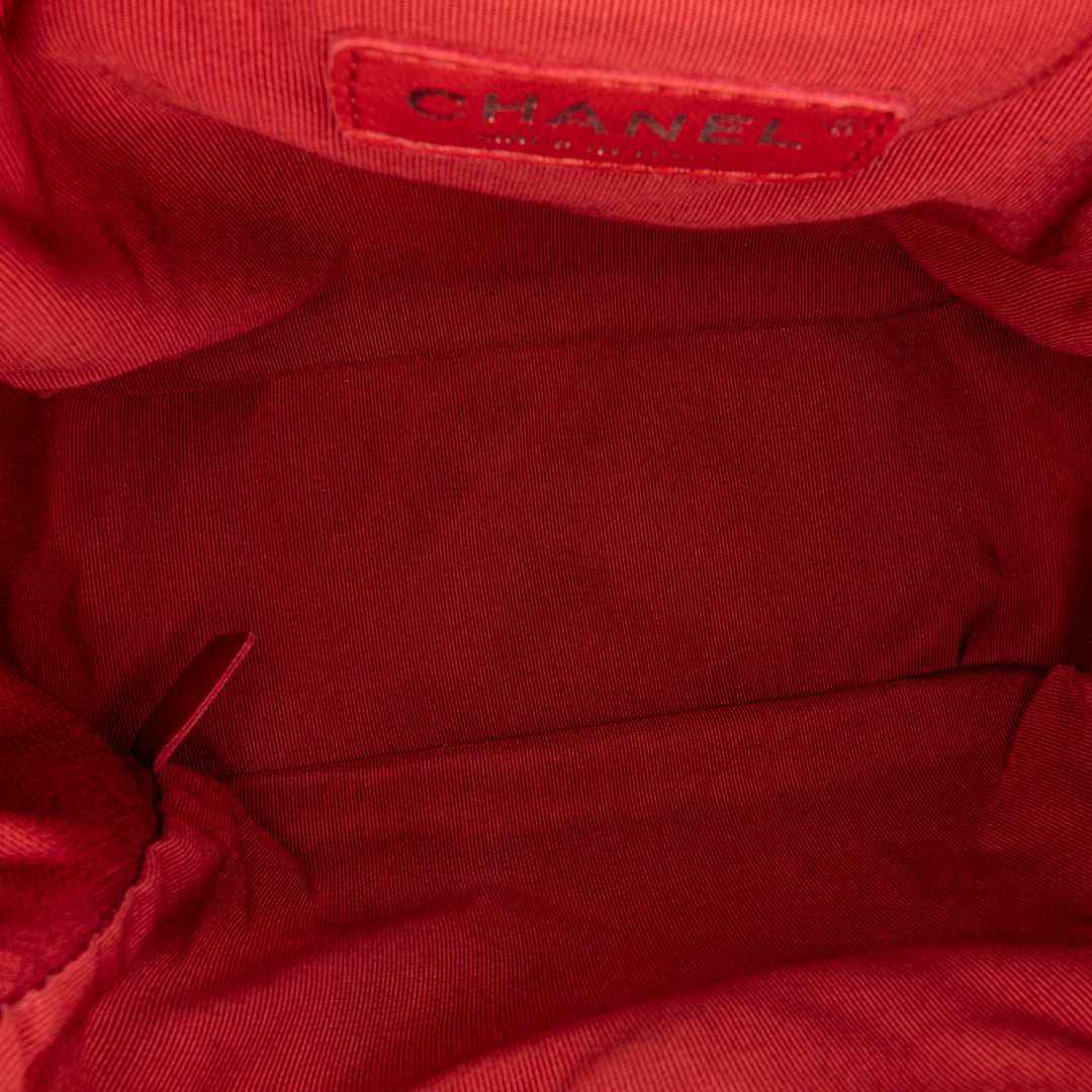 Chanel Aged Cuir de veau Chain Around Drawstring Bucket Rouge