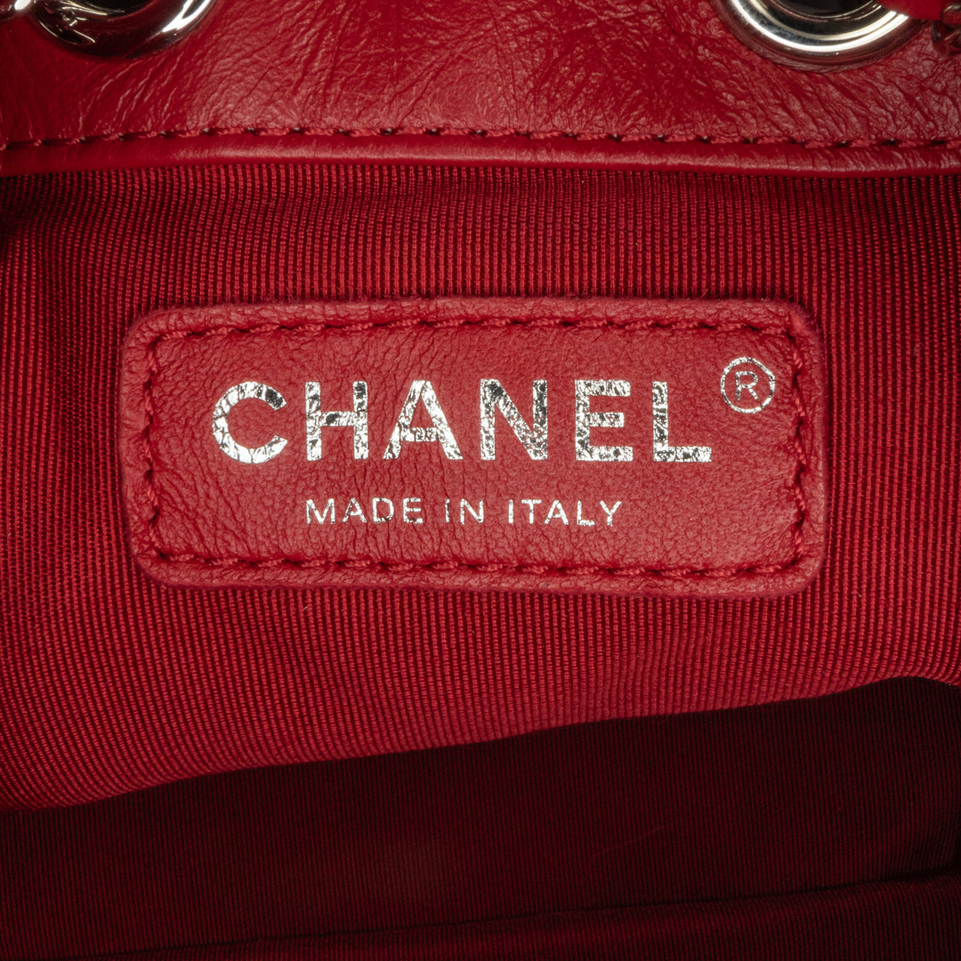 Chanel Aged Cuir de veau Chain Around Drawstring Bucket Rouge