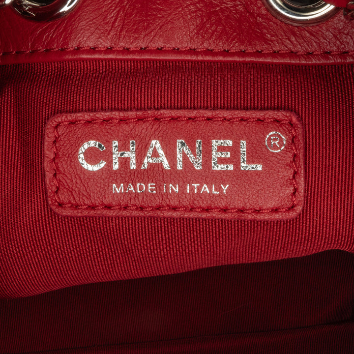 Chanel Aged Cuir de veau Chain Around Drawstring Bucket Rouge