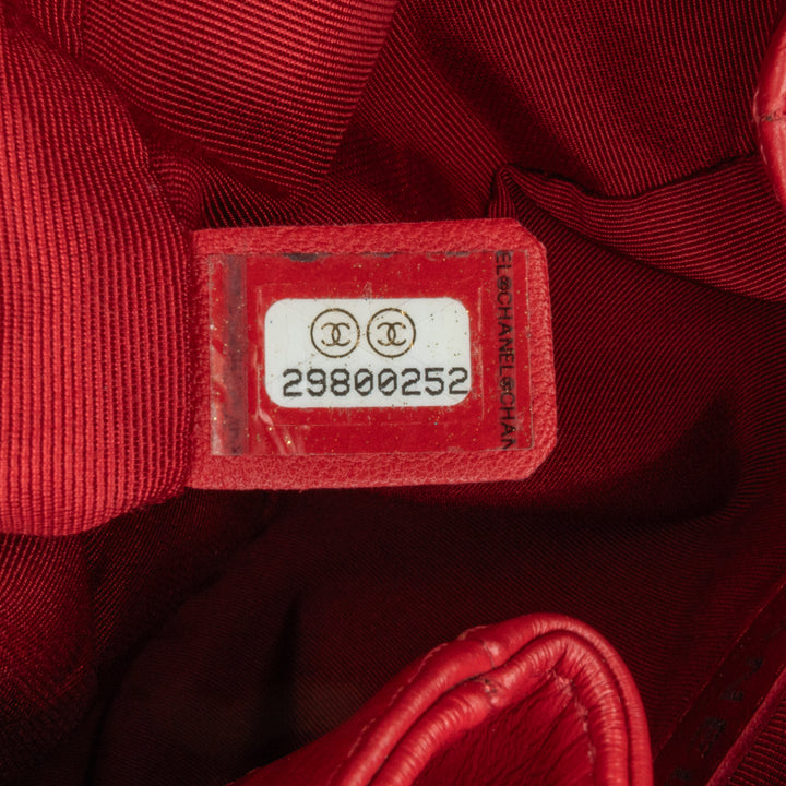 Chanel Aged Cuir de veau Chain Around Drawstring Bucket Rouge