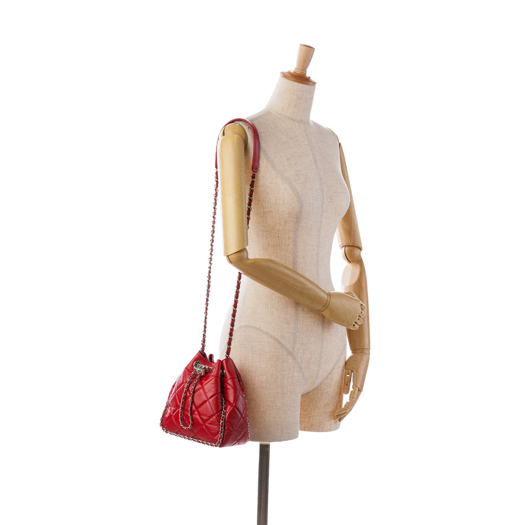 Chanel Aged Cuir de veau Chain Around Drawstring Bucket Rouge