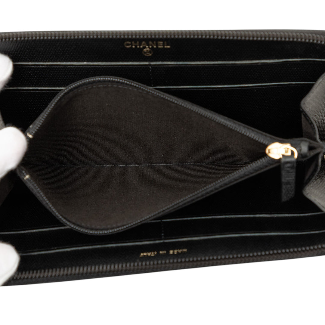 Chanel CC Texturé Bouton Zippé Portefeuille Cuir de veau Noir – vue 4 – GABY PARIS