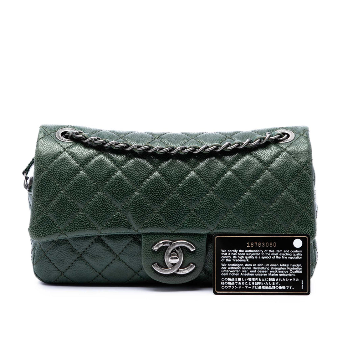 Chanel Matelassé Easy à rabat Moyen Cuir caviar