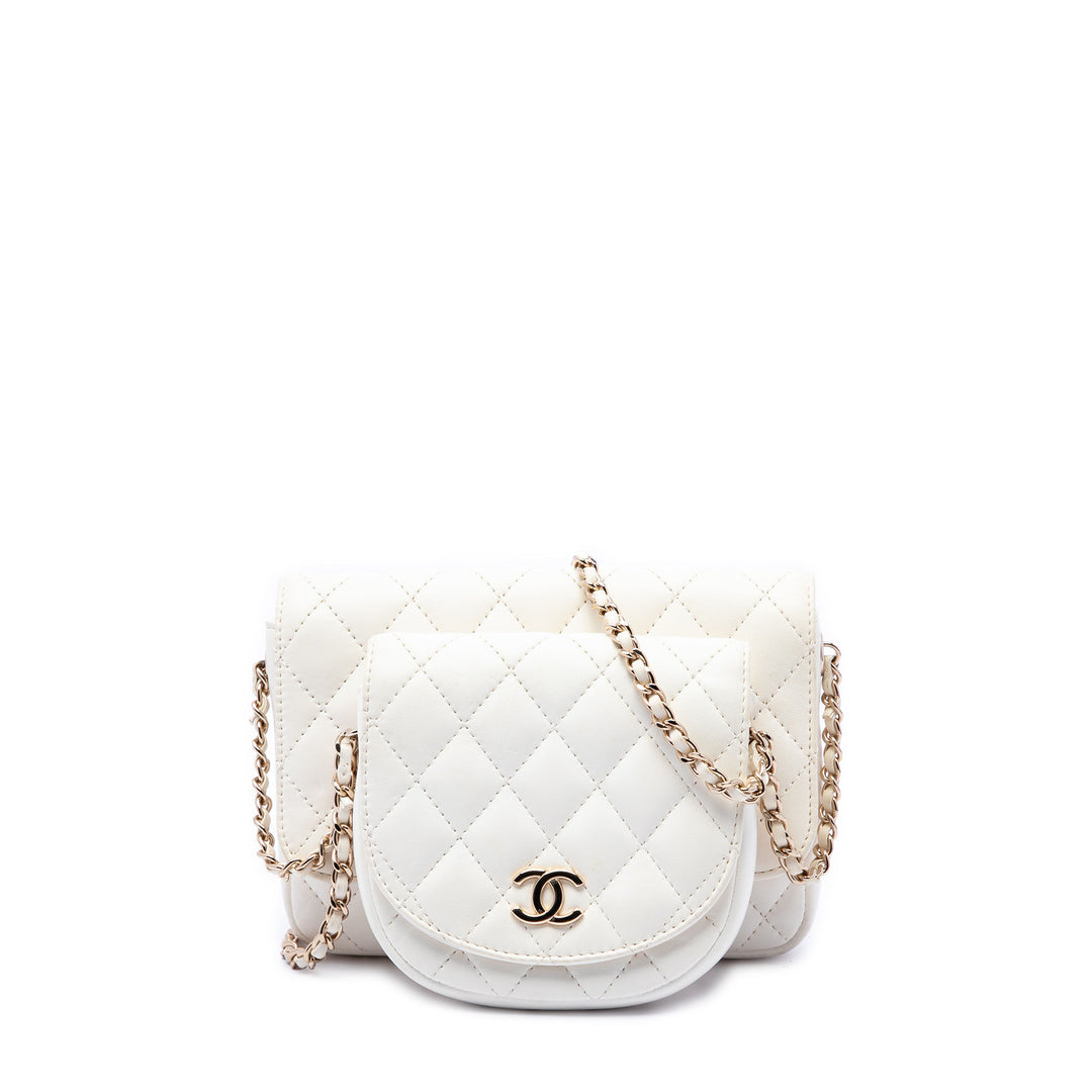 Chanel Matelassé Side Packs à rabat Cuir d'agneau Blanc – vue principale – GABY PARIS