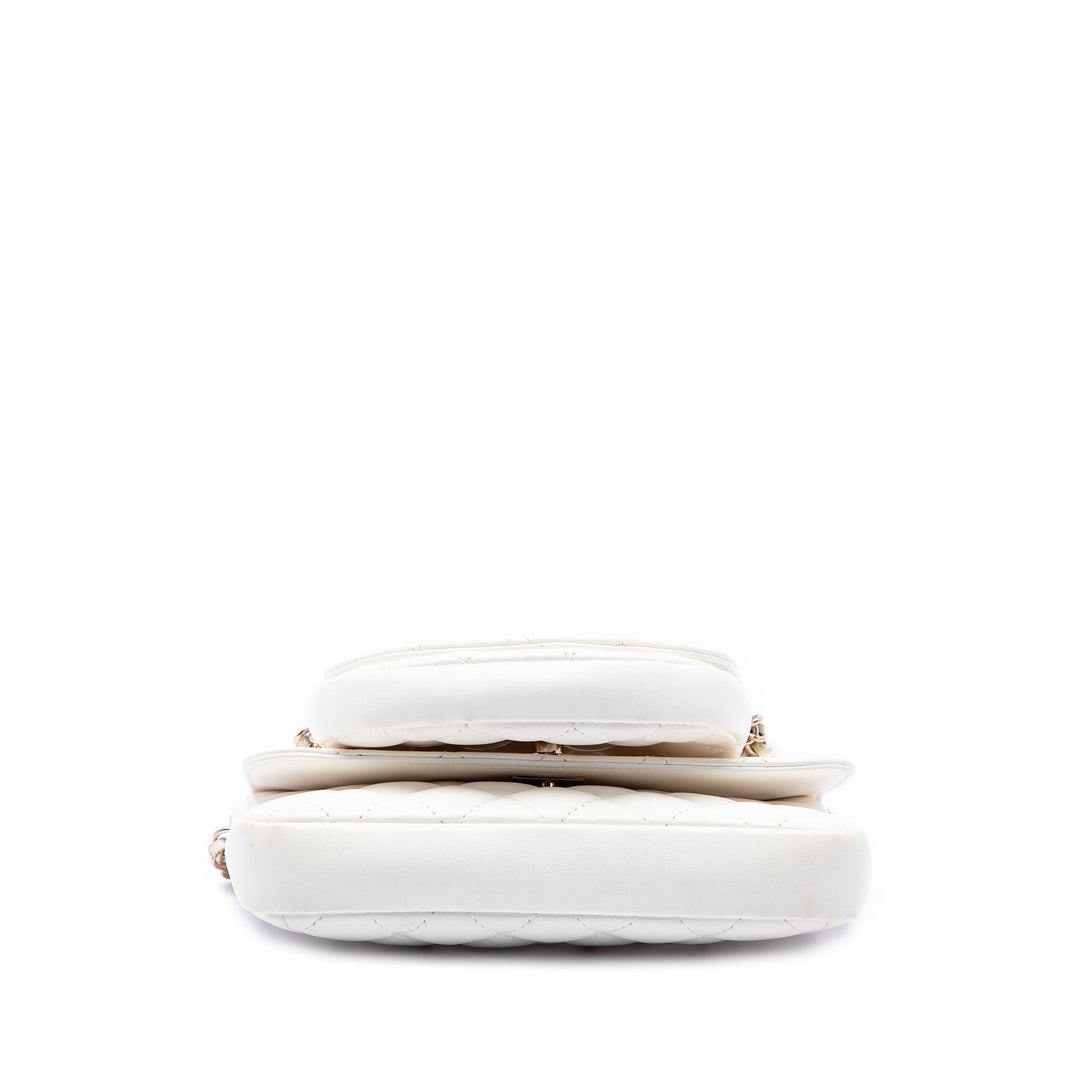 Chanel Matelassé Side Packs à rabat Cuir d'agneau Blanc – vue 3 – GABY PARIS