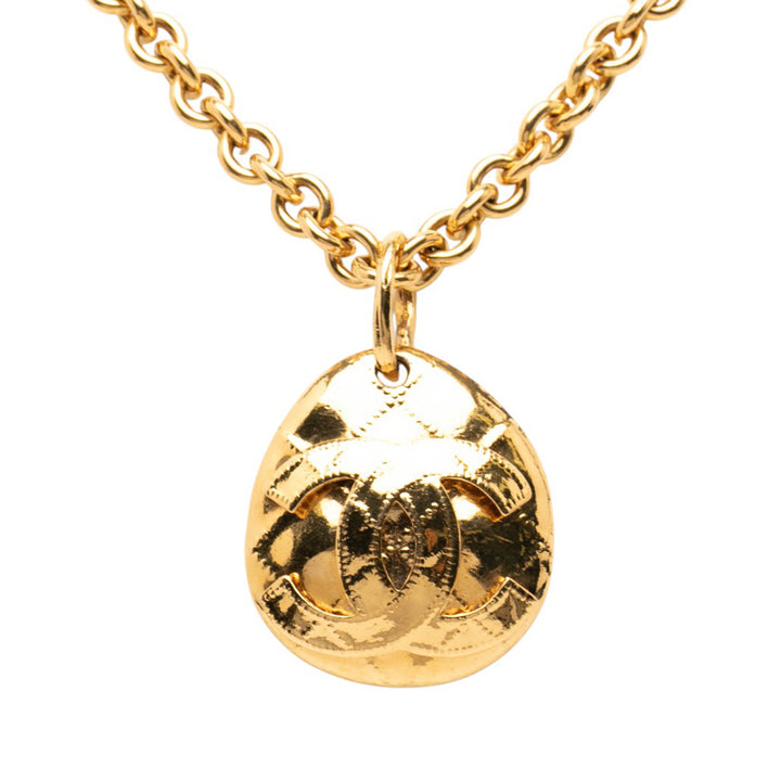 Chanel plaqué CC Matelassé Oval Pendant Collier