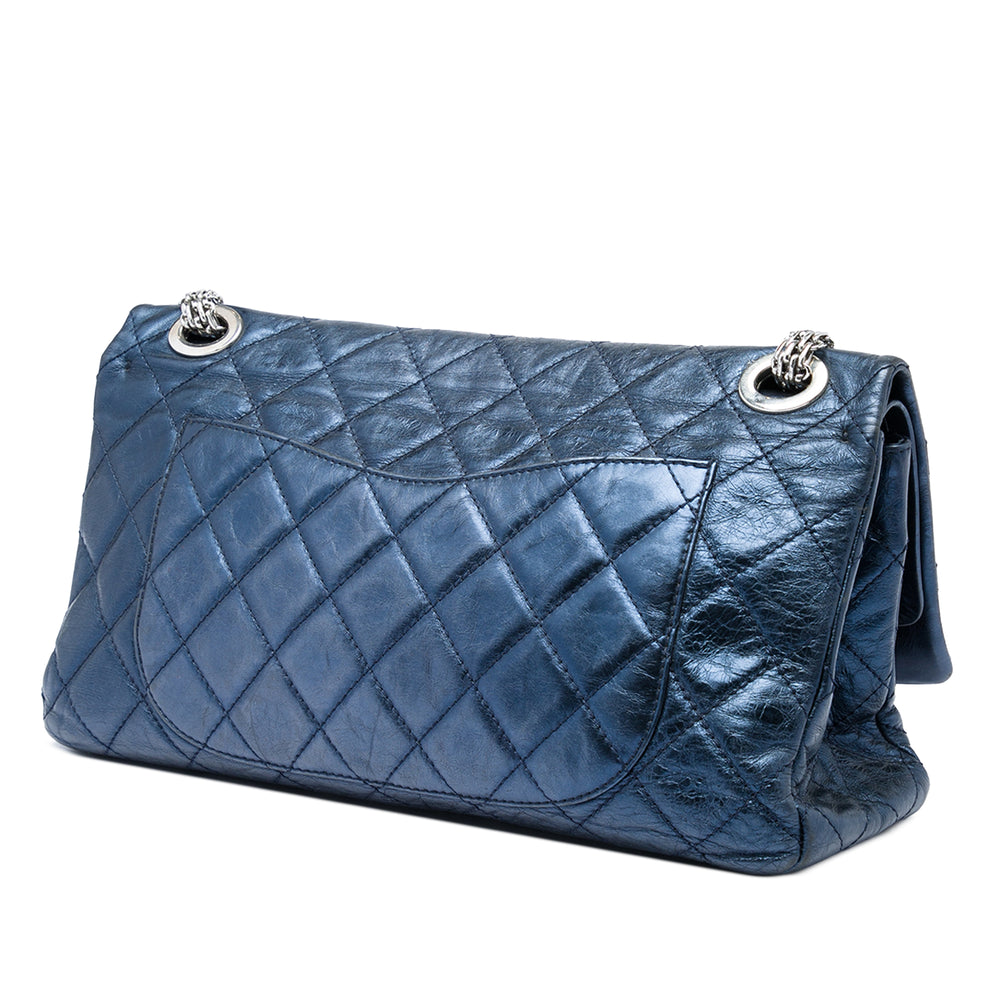 Chanel Sac porté épaule Métallisé Matelassé vieilli Reissue 2.55 Double rabat 228 Cuir de veau Bleu – vue 2 – GABY PARIS