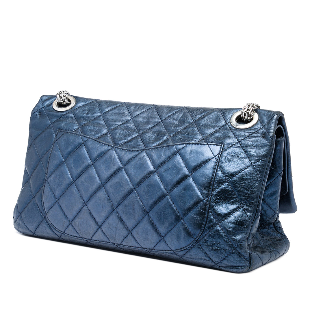 Chanel Sac porté épaule Métallisé Matelassé vieilli Reissue 2.55 Double rabat 228 Cuir de veau Bleu – vue 2 – GABY PARIS