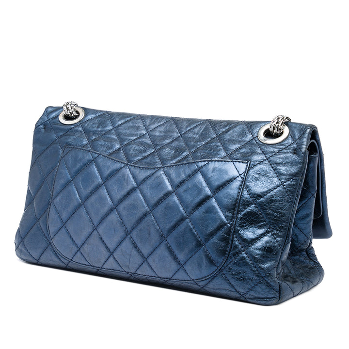 Chanel Sac porté épaule Métallisé Matelassé vieilli Reissue 2.55 Double rabat 228 Cuir de veau Bleu – vue 2 – GABY PARIS