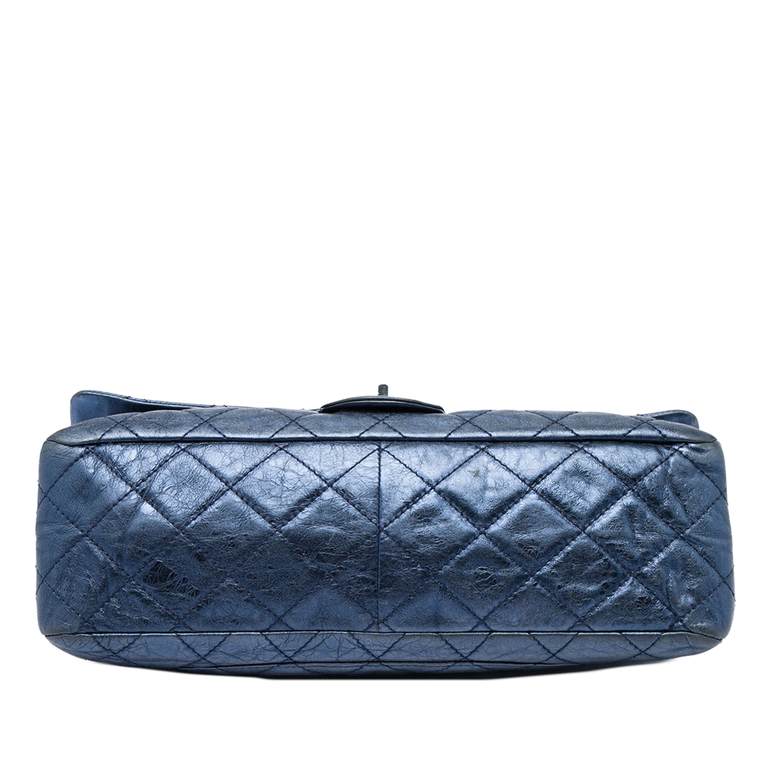 Chanel Sac porté épaule Métallisé Matelassé vieilli Reissue 2.55 Double rabat 228 Cuir de veau Bleu – vue 3 – GABY PARIS