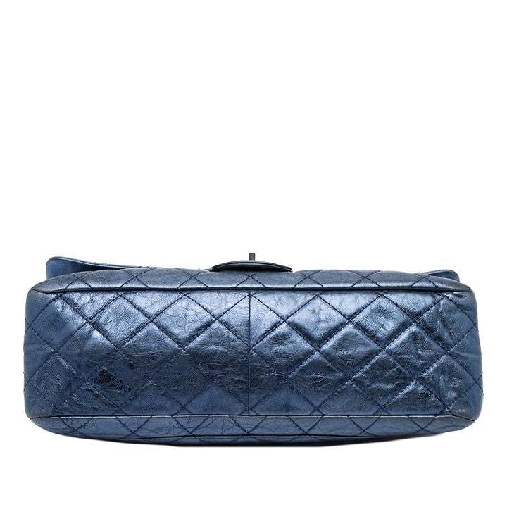 Chanel Sac porté épaule Métallisé Matelassé vieilli Reissue 2.55 Double rabat 228 Cuir de veau Bleu – vue 3 – GABY PARIS
