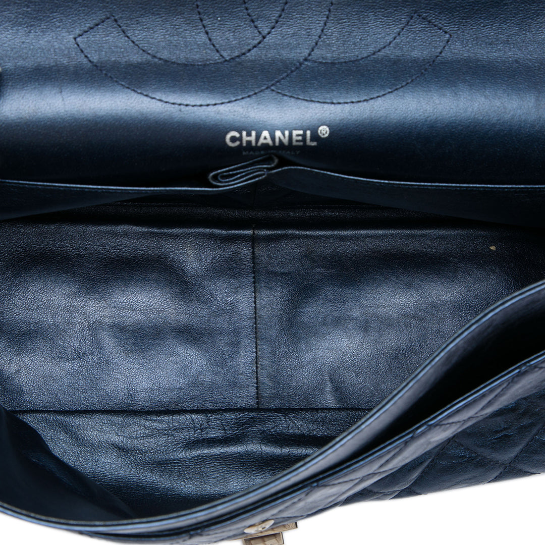 Chanel Sac porté épaule Métallisé Matelassé vieilli Reissue 2.55 Double rabat 228 Cuir de veau Bleu – vue 4 – GABY PARIS