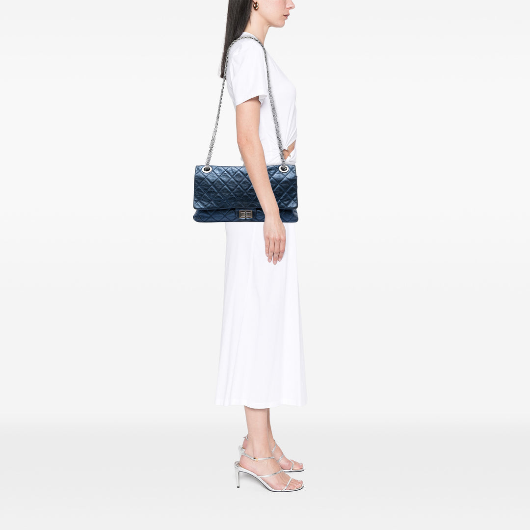 Chanel Sac porté épaule Métallisé Matelassé vieilli Reissue 2.55 Double rabat 228 Cuir de veau Bleu – vue 5 – GABY PARIS