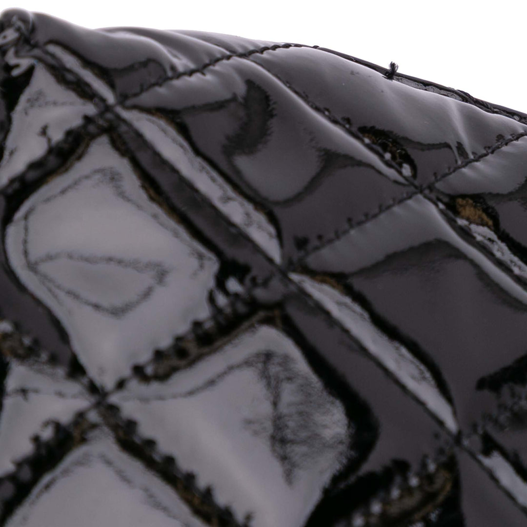 Chanel CC Quilted Cuir verni Cosmetic Pochette Noir