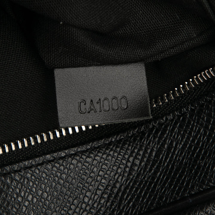 Louis Vuitton Taiga Pochette Kaluga Noir