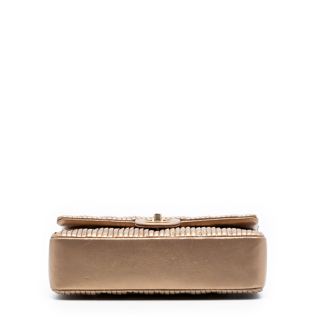 Chanel Medium Classic Chevron Cuir de veau Pleated Double rabat
