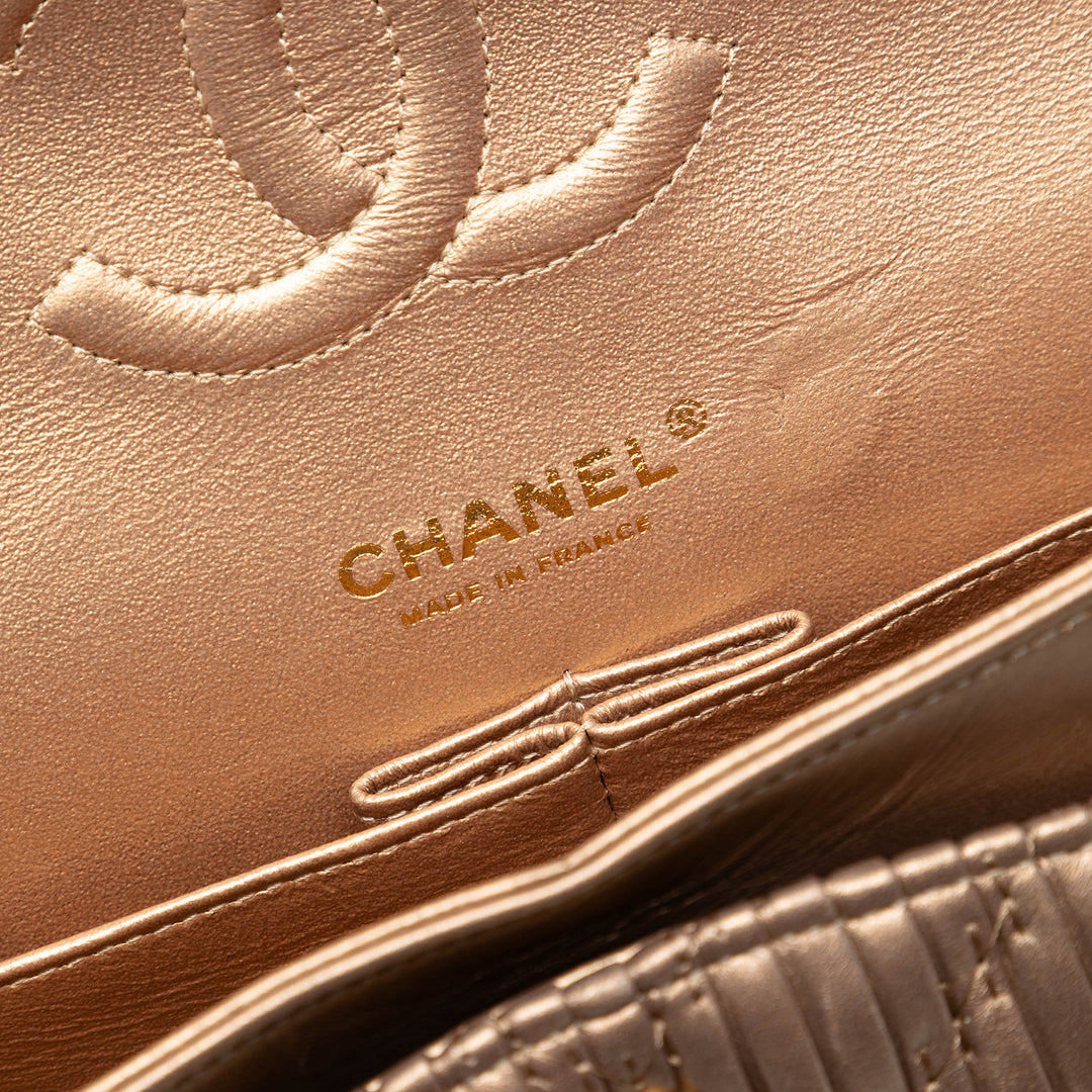 Chanel Medium Classic Chevron Cuir de veau Pleated Double rabat