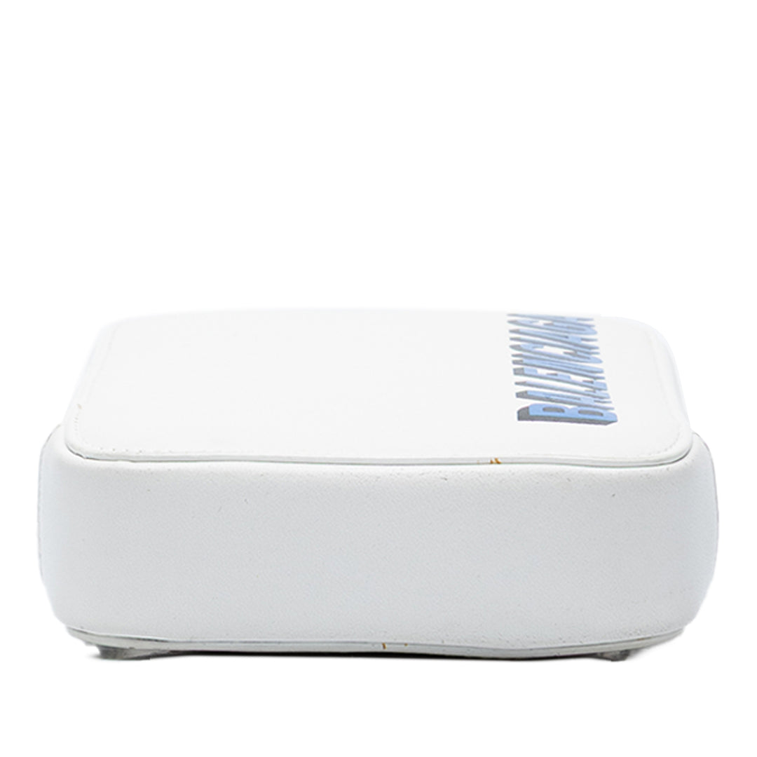 Balenciaga Étui téléphone grainé Cash Zippé Cuir de veau grainé Blanc – vue 3 – GABY PARIS