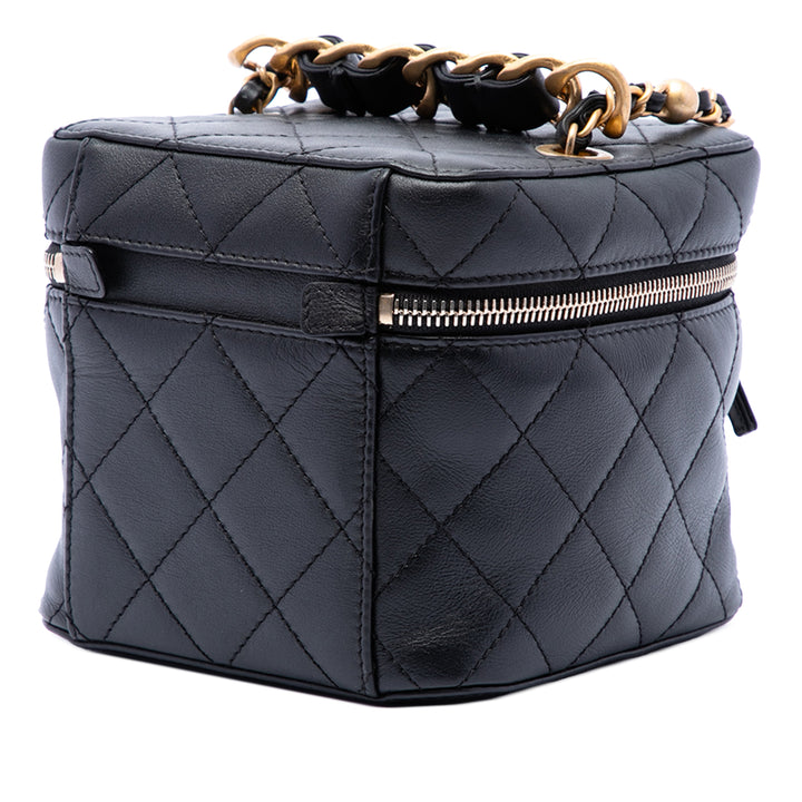 Chanel Matelassé Chaîne Bar Vanity avec chaîne Petit Cuir de veau Noir – vue 2 – GABY PARIS