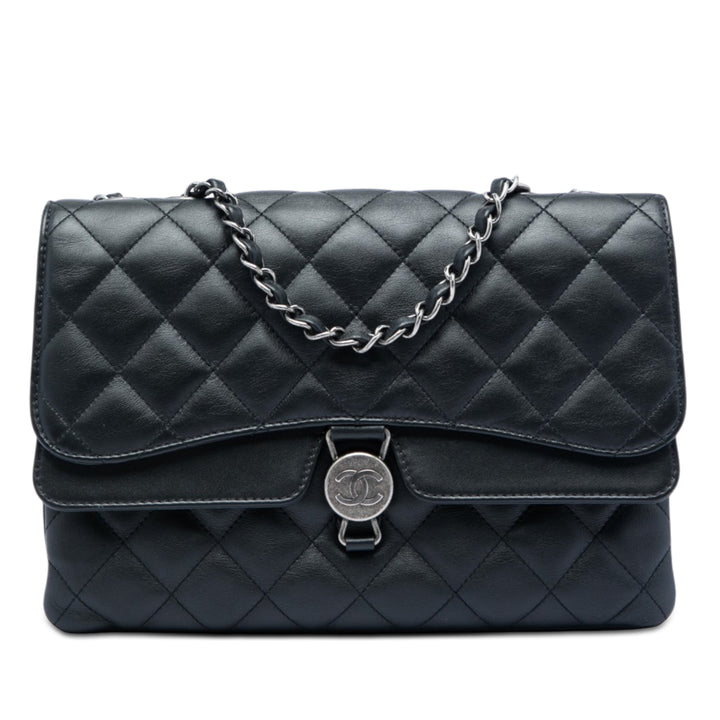 Chanel Matelassé Cuir d'agneau CC Rond Clasp Accordion à rabat