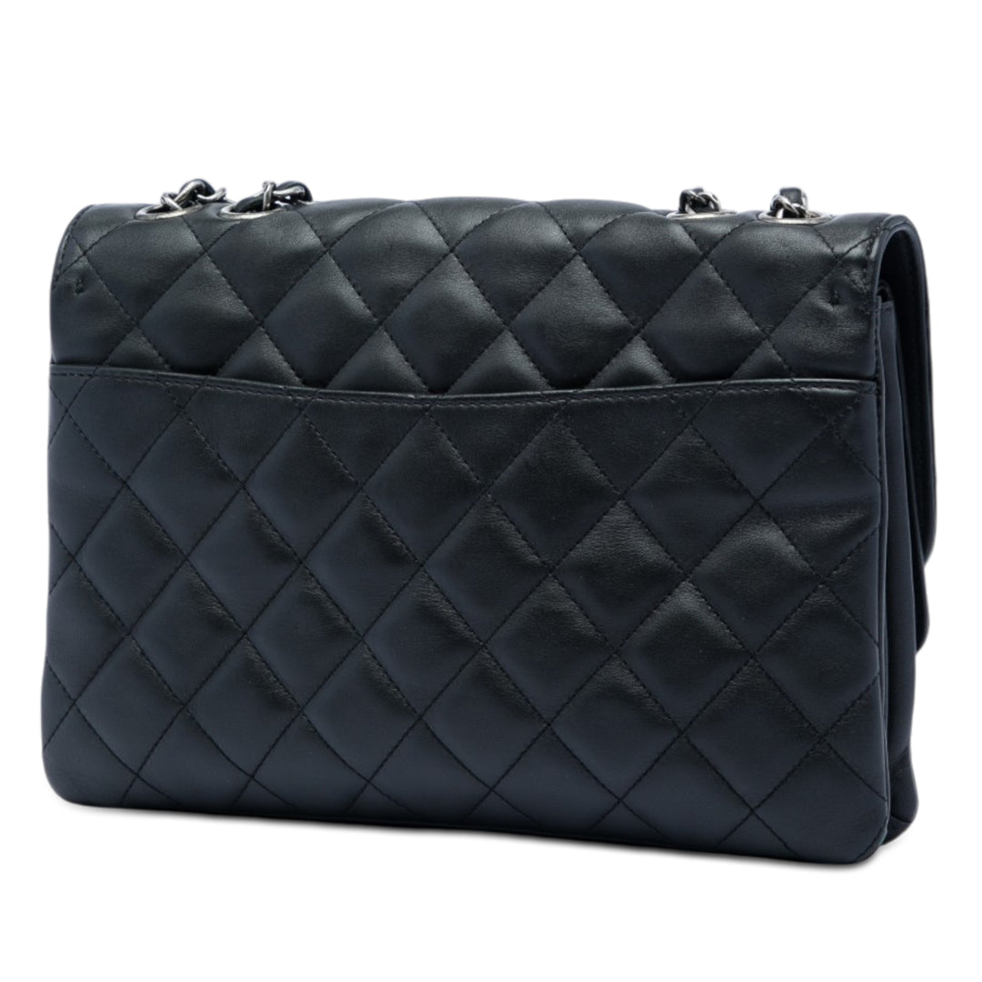 Chanel Matelassé Cuir d'agneau CC Rond Clasp Accordion à rabat