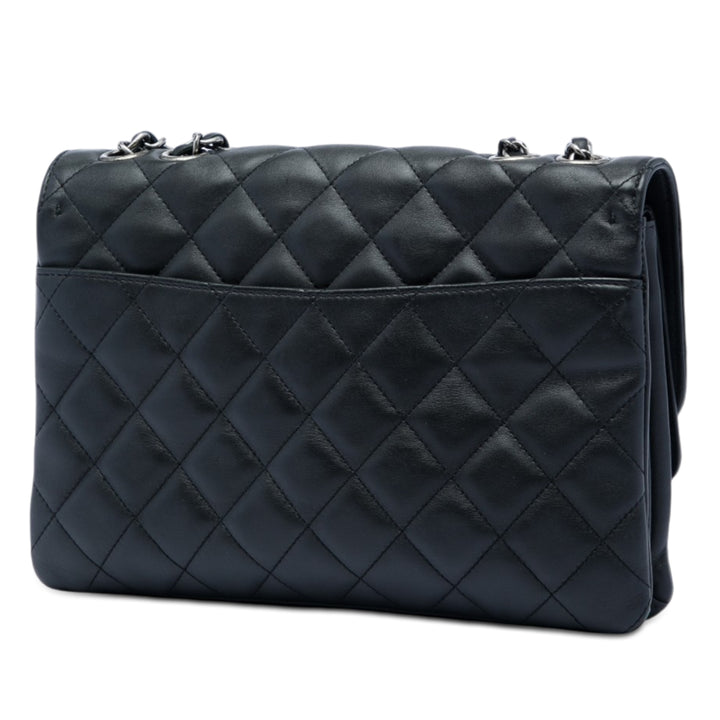 Chanel Matelassé Cuir d'agneau CC Rond Clasp Accordion à rabat