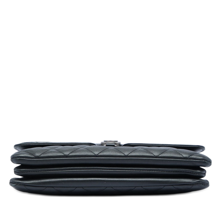 Chanel Matelassé Cuir d'agneau CC Rond Clasp Accordion à rabat