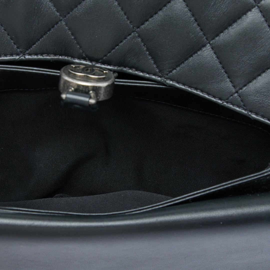 Chanel Matelassé Cuir d'agneau CC Rond Clasp Accordion à rabat