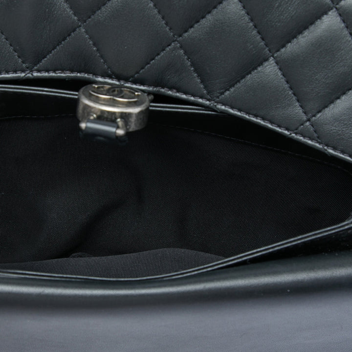Chanel Matelassé Cuir d'agneau CC Rond Clasp Accordion à rabat