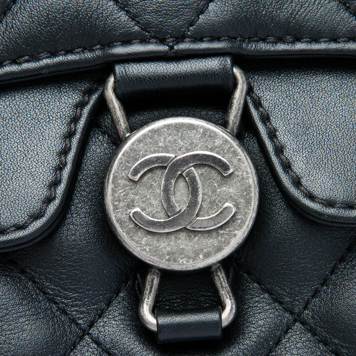 Chanel Matelassé Cuir d'agneau CC Rond Clasp Accordion à rabat