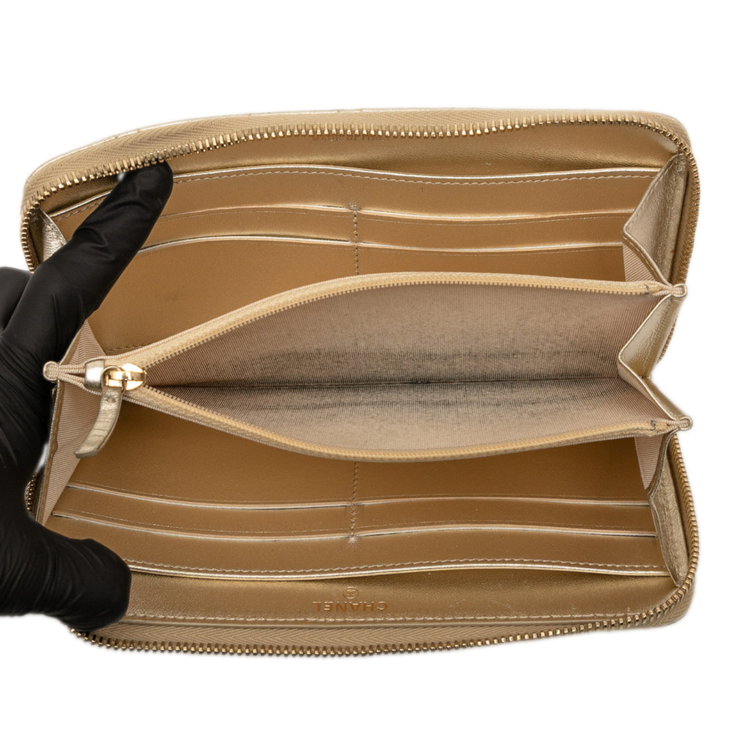 Chanel Quilted Métallisé Cuir d’agneau Zip Around Long Wallet Doré – GABY PARIS Authentique