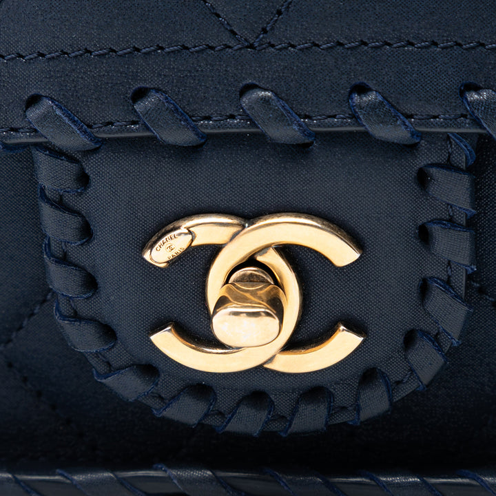 Chanel Medium Matelassé Iridescent Cuir de veau Happy Stitch à rabat