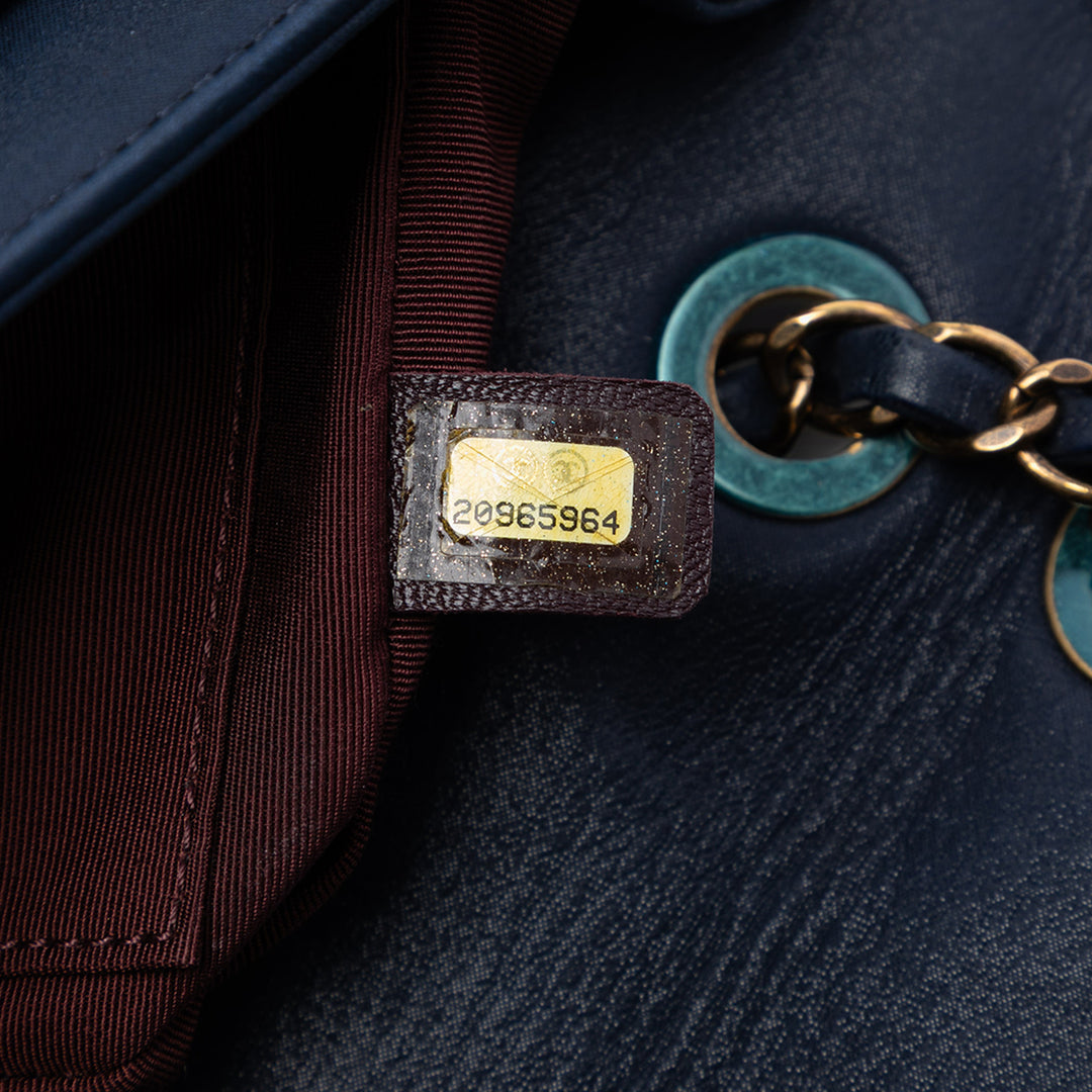 Chanel Medium Matelassé Iridescent Cuir de veau Happy Stitch à rabat